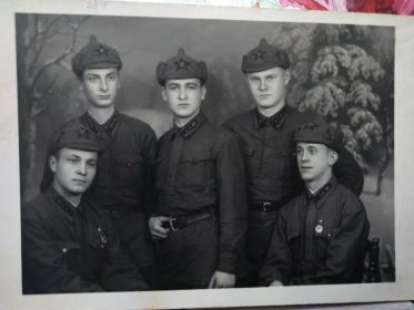 Совместная фотография. Январь 1941. Будущие офицеры. Георгий Владимирович в центре.