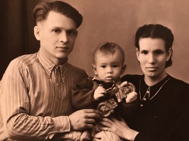 Михаил Александрович с женой Антониной и сыном Сашей 1953 г.