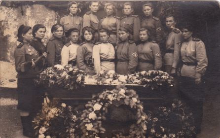Однополчанка Плаксина Валентина (1922 года рождения г. Мариуполь) погибла на боевом посту в Австрии 27 мая 1945 года в 9 ч. 20 мин.  (Моя бабушка стоит с автома...