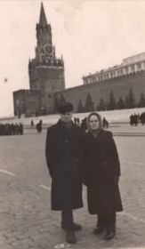 Илюхин Николай Сергеевич с супругой Илюхиной Марией Яковлевной на Красной Площади в Москве