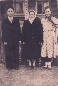 Иван Александрович с женой Евдокией (в центре) и её сестрой, 1955 г