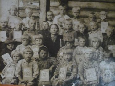 Супруга Максима Абрамовича Прасковья Ивановна Киреева - учительница со своим классом.