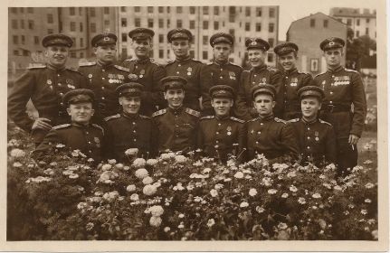Гвардии старший сержант Полежаев Олег Васильевич (в верхнем ряду справа). Фото 1949 года.
