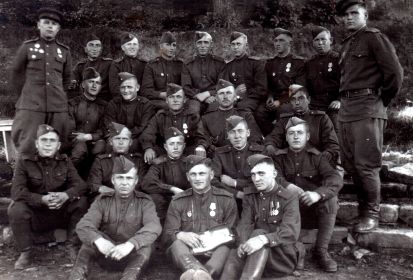 Могиль Василий Андреевич(внизу в центе) с однополчанами