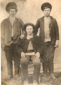 На фотографии молодой Василий Иванович с братьями, первый слева, на празднике в с. Бор-Форпост, фото 1917-18 года.