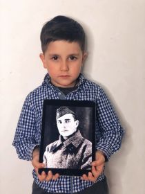 Мой сын Саркисян Леон с фото моего прадеда Топчян Ваган Мардиросович