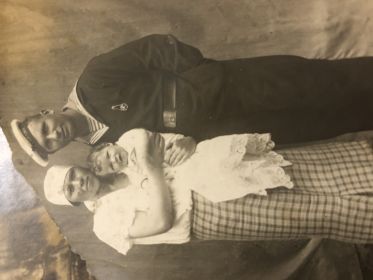 Это единственное фото моего дедушки с моей мамой и бабушкой и последнее.