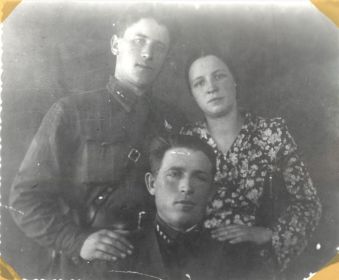 Ефим Сергеевич с женой Зинаидой Ивановной и старшим братом Дмитрием Сергеевичем (сидит)