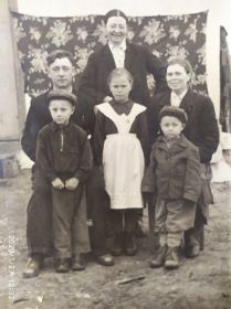 Семья Анастасии Тихоновны (супруг - Петр Иванович, сестра супруга - Нина Ивановна, дети Анастасии Тихоновны - Татьяна, Николай, Иван)