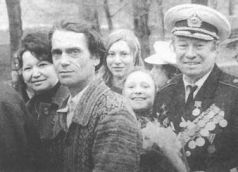 Контр-адмирал Н.П. Белоруков с внучками на праздновании 9 Мая. Москва. 1980 г.