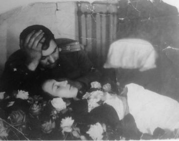 Подполковник Астанин Михаил Алексеевич хоронит свою жену Астанину (Казакову) Анну Семеновну (окт. 1944)