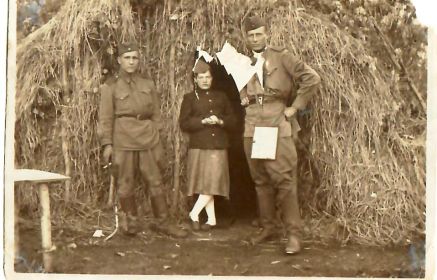 Фото с командиром и писарем отряда 1943 г.