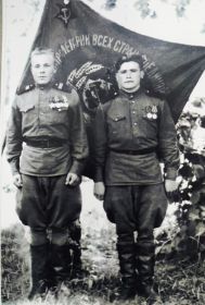 Яковлев Василий Данилович со своим однополчанином на фоне Знамени полка