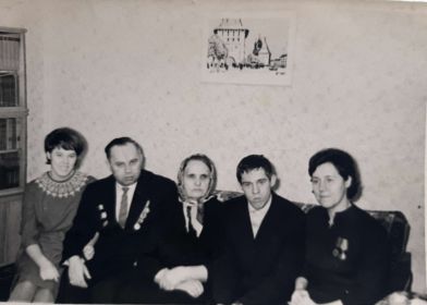 Галина дочь,Николай Семенович,мама Анастасия Львовна,сын Владимир и жена Валентина Федоровна