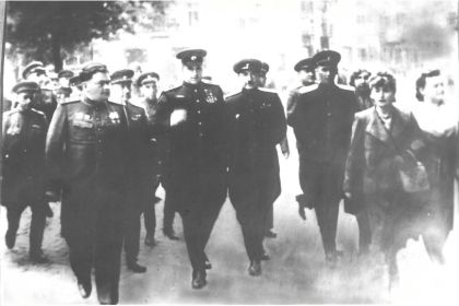 фото с маршалом Рокоссовским и маршалом Баграмяном в 1945 году.