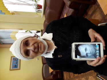 На фото  Никольская Марина Фёдоровна с фотографией отца Пономаренко Фёдором Алексеевичем.