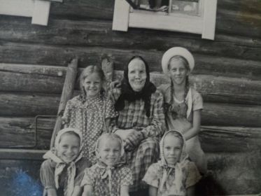 Бабушкина мама Агния с внучками