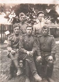 1944 год. Дедушка в левом верхнем углу
