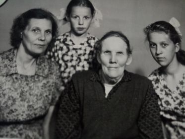 Бабушка Лиза с со своими мамой (Агнией Николаевой), дочерью (Ритой) и племянница (Зиной)
