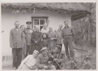 Семья Коваленко возле родной хаты, с. Шевченково.