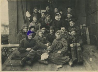 Ф.Г.Дядкова с рабочими холодильника пос. Моховской (около Петропавловска-Камчатского) 1951.(3ряд, 3- слева направо)