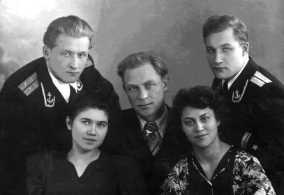 Участники войны Шабалин Юрий Григорьевич ( в центре) и Гулин  Евгений Андреевич ( справа) в кругу семьи -Братья - участники войны