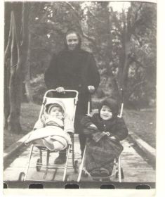 Прогулка Ветерана в 1985 году с внуками Максимом и Денисом