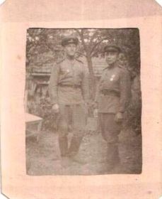 Фотография из семейного архива. Кузнецов Федор Иванович  ( с лева) 1945 год.