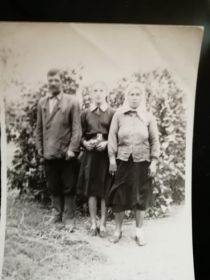 Прабабушка, прадедушка и их невестка( моя бабушка) в центре