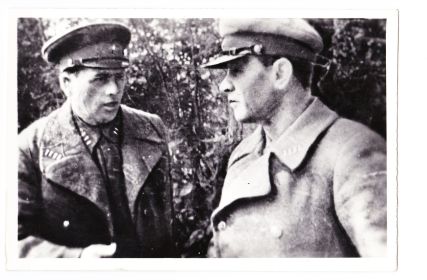 В лесах близ Белого 1941 год (после августовского рейда в тыл врага) слева на право ген-л Доватор, пол-к Туликов