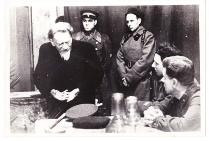 Калинин М.И. беседует с офицерами 2-го кавкорпуса, апрель 1942, справа первый Туликов Ф.Ф.