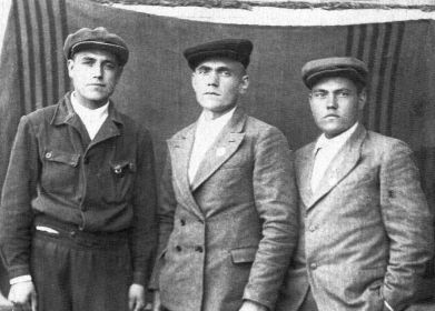 Братья (слева направо): Виктор, Аркадий, Иван. С войны вернулся лишь Виктор.