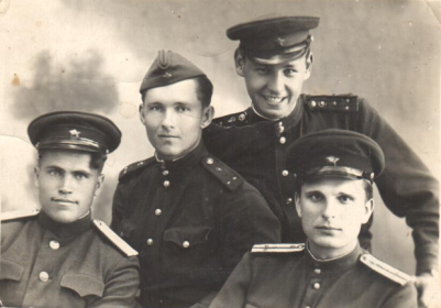 Захаров Евгений Андрианович с боевыми товарищами, 1945 год