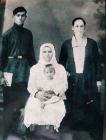 Нагорный Н.А. с родителями и бабушкой