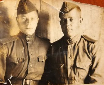 Дед (справа) с другом Иваном, сентябрь 1944 года