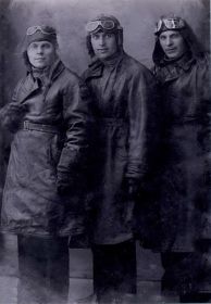 Курсанты военно-теоретической школы летчиков (ВТШЛ) , Хрустале Н.Т. справа на фото