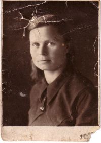Простреленная фотография бабушки Фаи, которая была у деда с собой на войне