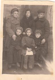 Семейное фото с женой Марией Савельевной и сыновьями Александром и Владимиром