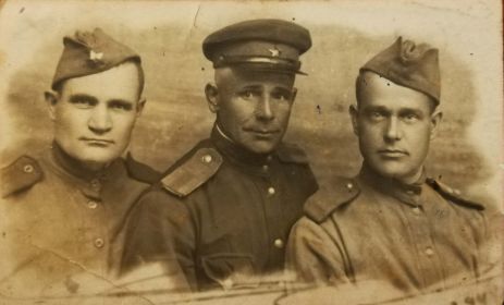 Дед (справа) с сослуживцами, 29 мая 1944 года