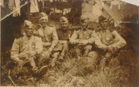 Фото с товарищами сослуживцами в Германии на р. Эльба, 1945 год. На фото Лубенченко Григорий Владимирович крайн й слева.