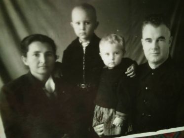 С женой и детьми 1950г
