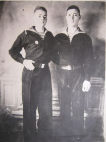 Служба в Амурской флотилии Орелкин А. И. (справа) с другом
