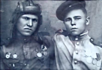 Александр Владимирович (справа) с товарищем (слева)