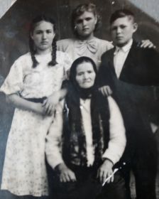 Папина семья перед войной- мама Любовь Васильевна, сестры Антонина и Надежда