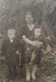 1943г прабабушка с детьми