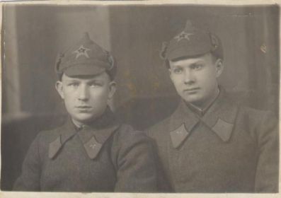 В Челябинском военном лётном училище, с другом (1939)