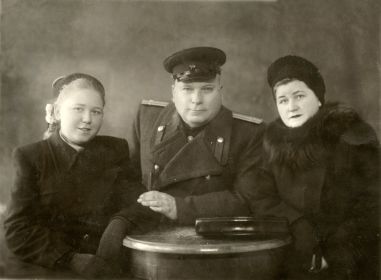 Дедушка с женой и дочерью после войны