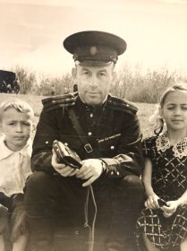 Иван Михайлович с дочерью Татьяной и сыном Валерием
