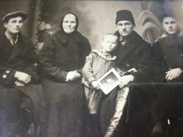 Дедушка Николай с сыном Сашей и мамой