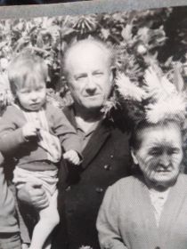 У дома, в цветнике, с женой Анной Прокловной и внуком Дмиьрием